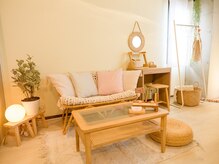 ナナノキ(nananoki)の雰囲気（木の温もりを感じるやさしい空間♪施術後のメイク直しOK！）