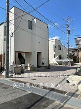 ベクヴェーム(Bequem)/石畳進み白い建物の間を左へ