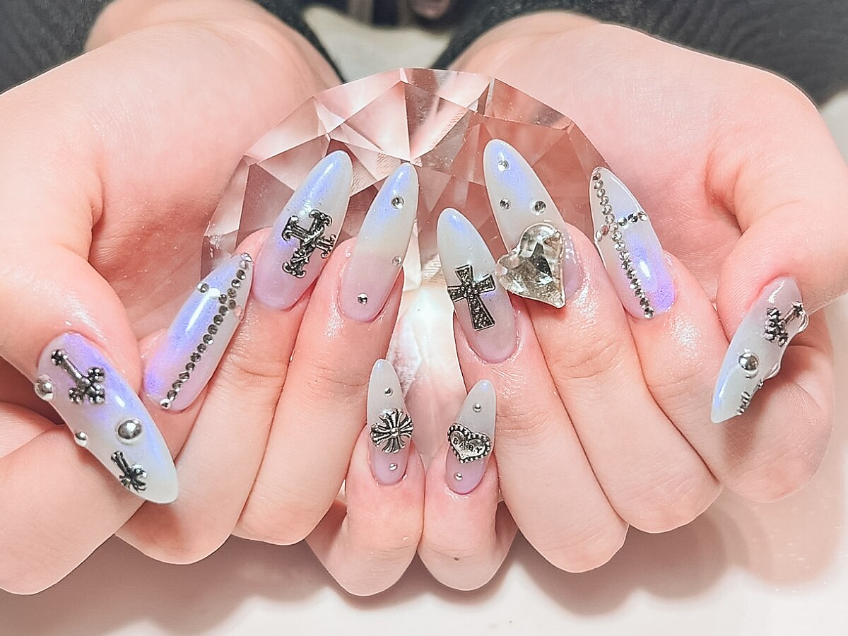 ロングネイル ホワイト ブラック 花 2025年-2026年冬トレンド】ホワイト スーパーロングのネイルデザイン集