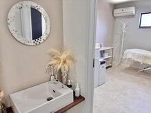 完全個室で白基調の落ち着いた空間♪