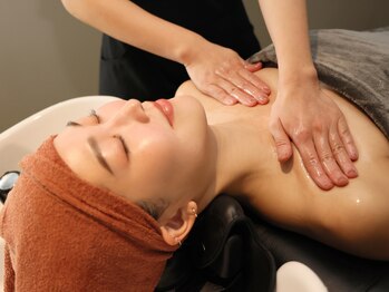 Li'a/デコルテオイルマッサージ