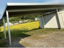 屋根付き駐車場完備！雨の日も塗れずに傘をさしてご来店可能です