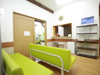 さくら接骨院/落ちつく空間、広々した待合室