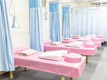 ひかる鍼灸整骨院の雰囲気（窓口では受付スタッフが丁寧に対応いたします◎）