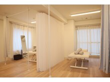 リエイド 札幌院(Re Aid.)/自然光が入る明るい施術空間