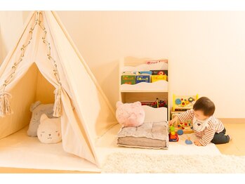ムクティ(Mukti)の写真/お子様同伴大歓迎！お子さまの遊び場もご用意あり☆忙しいママにオススメの経験豊富&高技術の人気サロン♪