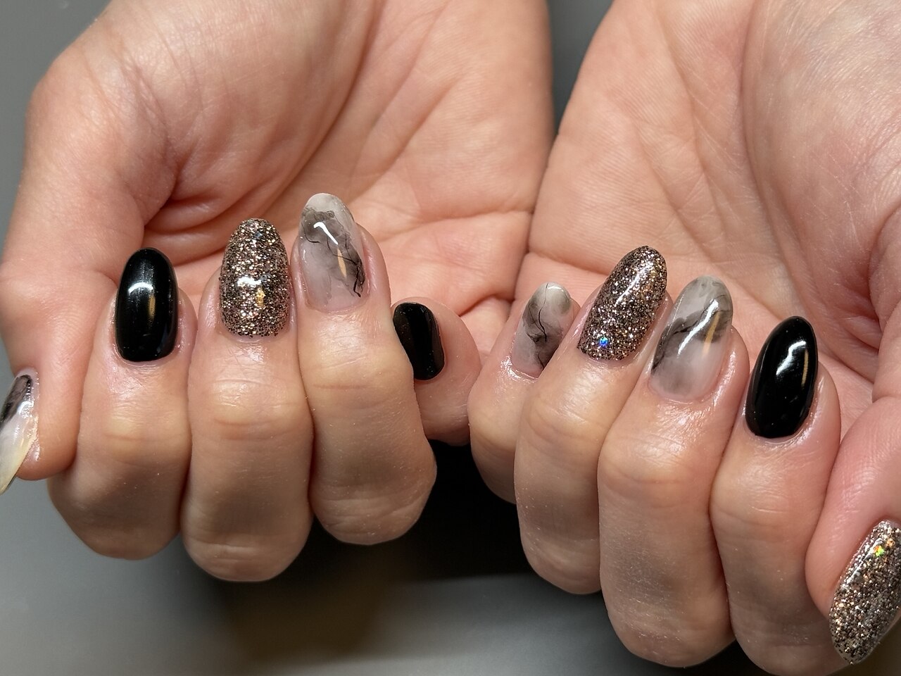2025年-2026年冬トレンド】白黒 ハンドのネイルデザイン集｜人気順｜2