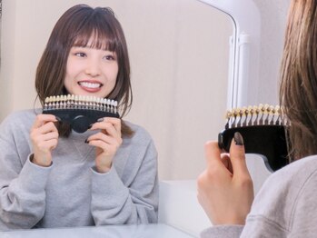 ライトケアサロン 渋谷店(Light Care Salon)の写真/【セルフホワイトニング初回10分×3回¥2480】タバコやコーヒーの歯の黄ばみにも効果◎完全プライベート空間