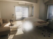 サードプレイス ヨコモッコ(third place ヨコモッコ)の雰囲気（白いリラックスできる店内）
