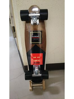 ビー ファクトリー(B FACTORY)/お店のスケボー看板