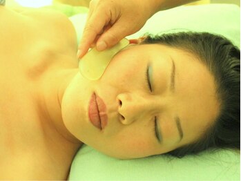 健倖舘(ケンコウカン)/小顔玉石かっさコース