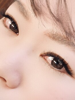 La Cuore【マツエク/まつげパーマ/アイブロウ】の写真/【30～50代支持率◎】計算されたカールで横顔まで美しく。朝のメイクに迷わない、大人の上品まつげへ！