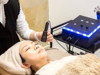 スリーラボ(THREE-Labo)の写真/【1秒間に1兆回の微振動】深層テラ波で表情筋を土台から再起動！もたつきを解消し、上向きの小顔美肌へ♪