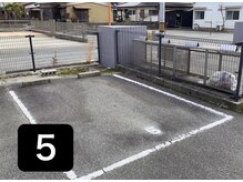 【駐車場有り】入り口すぐにあるゴミ捨て場横の５番になります