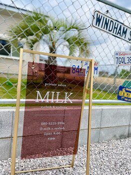 ミルク(MILK)/目印の看板です♪