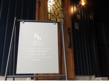 ロジウム(Rhodium)の雰囲気（看板ございます。手前の入口からどうぞ♪）