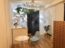 リラファス整体院 神戸新開地の雰囲気（ゆったり過ごせるカフェ的空間の待合室♪リラックスできる環境）
