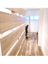 ホワイトニングプラス(Whitening+)/ホワイトニングルーム通路