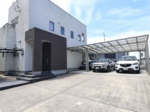 ホイミン(Hoimin)の雰囲気（白を基調にした落ち着いたサロン。駐車場完備。）