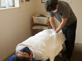 星野整体院/大腿部前の操作