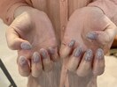 淡いブルーのニュアンスネイル