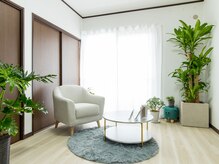 《緑に囲まれた空間》白を基調とした開放感ある雰囲気