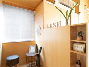 ラッシュ(LASH)の写真/【夜21時まで営業！お仕事帰りにも♪】ホッと一息つける、隠れ家のようなサロンでリラックスしながら施術♪