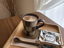 Cachette relaxation salon の雰囲気(施術中のドリンクサービスでほっとひと息)