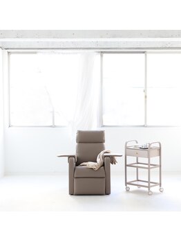 マニュキュア(Manicure)/白を基調とした開放的な内観