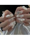 ぷっくりパーツのホワイトネイル