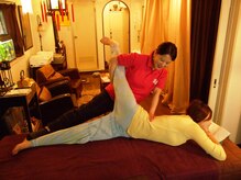 南京気功 大推拿 横浜西口店/体の柔らかさに合わせて施術。