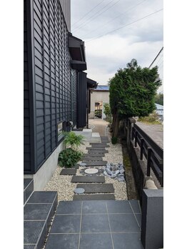 燈(あかり)/階段を上った先にお進みください