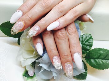 ブリエカドー(Briller Cadeau)/シェル埋込ホワイトネイル