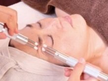 シミシワ・たるみに対して電流を流して改善していきます◎