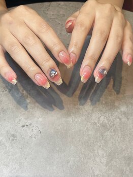 エム(em)/チークネイル×オーロラフレンチ