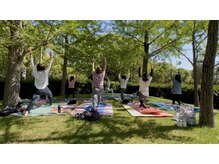 春はお隣の東公園でパークヨガを開催します。