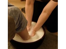 精油入り泡の足浴タイムで癒されてください。
