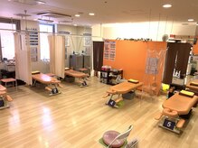 恵メグミ整骨院の雰囲気（明るく開放的な空間での安心施術、カーテン、個室もございます！）