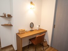 スー(suu.)の雰囲気（施術後は髪やメイクのお直し◎ドライヤーやメイク用品もあります）