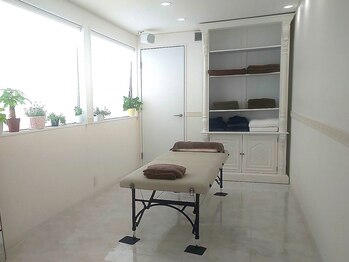 カフネ ウェルネス(Cafune wellness)/白を基調とした清潔感のある店内