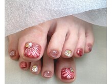 足元スッキリ、フットワンカラーやデザインニュアンス艶々ネイル