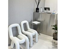 写真を撮って映えたくなる受付スペース全身鏡もあります