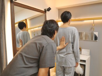 グレイ(GRAY)/姿勢分析 骨格矯正 姿勢 猫背 腰