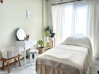 サロンルナ(Salon Luna)/白を基調にした明るいサロン