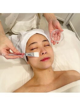 エクレット/エイジングケア美容液化粧水塗布