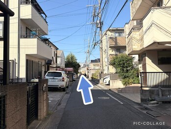 クレドジョワ(CL’E DE JOIE)/小道をまっすぐ道なりに進む