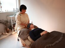エエニャン(EEnYAN.)の雰囲気（快適なチェアで施術。腰痛の方も楽な姿勢でリラックスできます。）