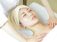 カラフ(Carafe)/デコルテケアで肌色ワントーンup