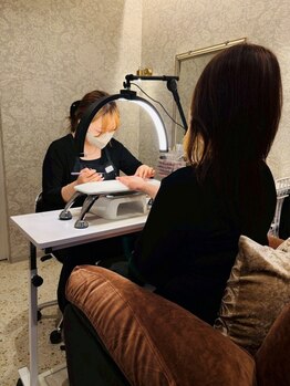 グレイヘアービューティー(gray hair beauty)の写真/個室の美容室併設Salon*上品デザインが好きな方に◎来店が楽しみになるようお店作りにもこだわっています♪