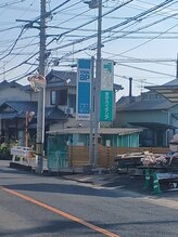 メロウ(mellow)/右手【遠目】に緑と青の看板が